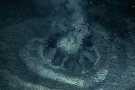 vad spyr vulkaner ut