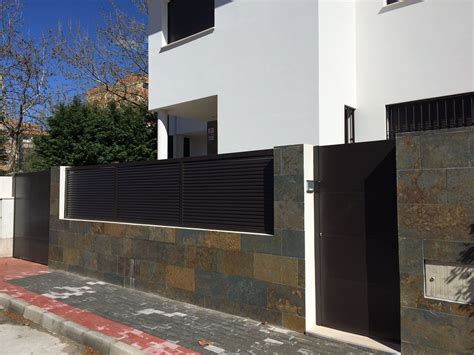 Valla exterior sobre muro: Soluciones de seguridad y estética para tu hogar