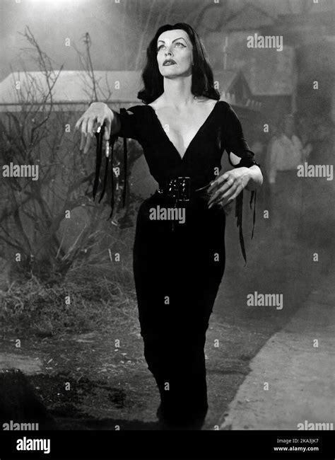 vampira nude