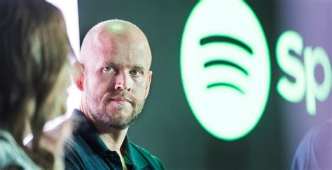 varför spelar spotify av sig själv
