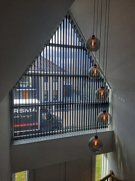 verticale lamellen schuin raam