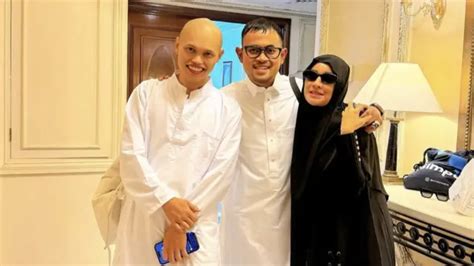 WANDA HARA UMROH - Viral Stylist Wanda Hara Hadiri Kajian Ustadz Hanan Attaki