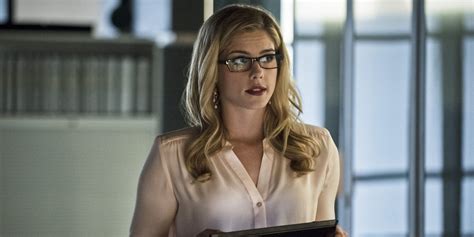 was felicity smoak dating arrow and flash?