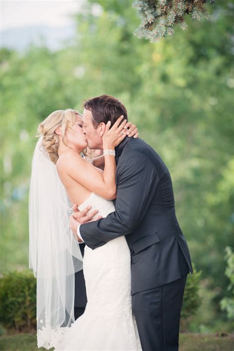 wedding first kisses