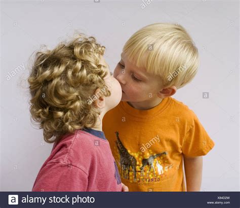 what constitutes a kissing cousin