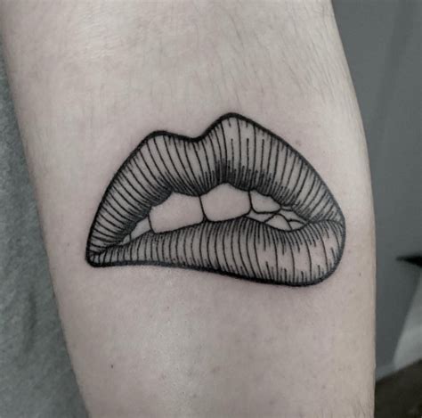 what does kissing lips tattoo mean definition english