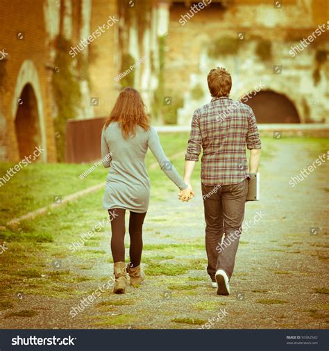 what is it like dating in college