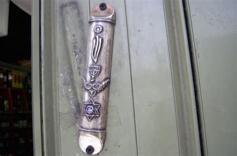 what to say when kissing mezuzah