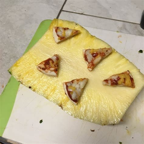 when was pineapple first put on pizza