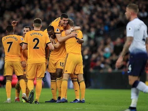 WOLVES VS TOTTENHAM - Wolverhampton vs Tottenham: Dua Gol Wolves di Injury Time