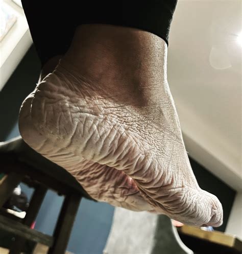 Wrinkled soles footjob