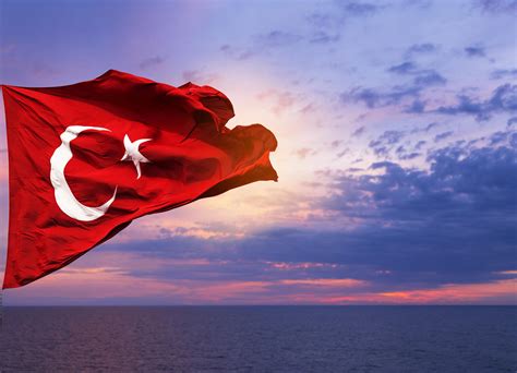 yarıya inmiş türk bayrağı resmis