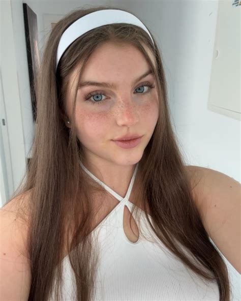 zoealoneathome OnlyFans leaked content