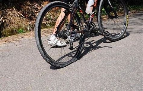 在阳光的照射下自行车车胎为什么爆？