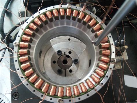 大型发电机把线圈嵌在定子铁芯里，还要用电磁铁代替永久磁铁做转子，这是为什么？