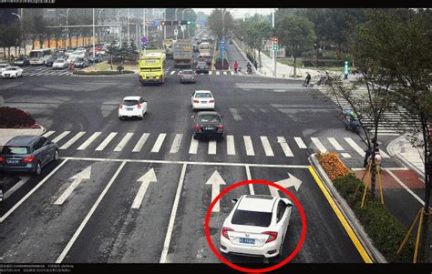 红灯时在人行道上右转会不会被拍到？