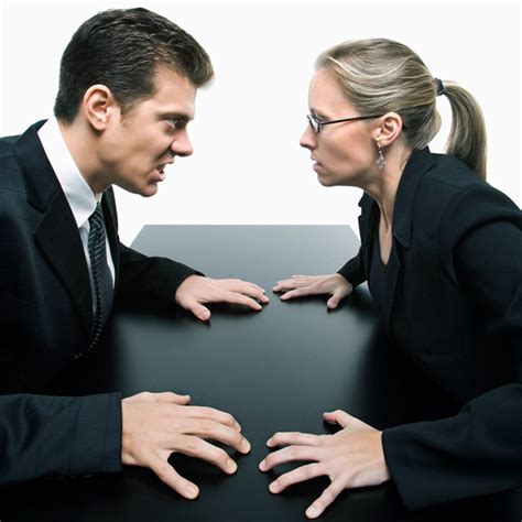 ﻿10 maneras en las que puede responder a las peleas entre compañeros de trabajo