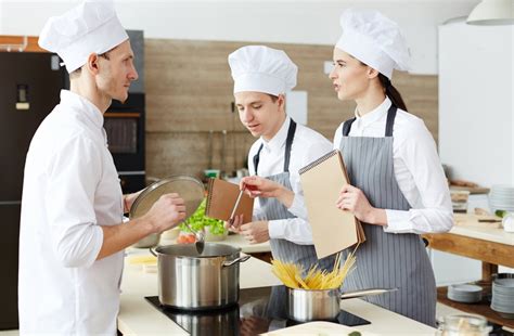 ﻿deberes y responsabilidades de los comis chefs