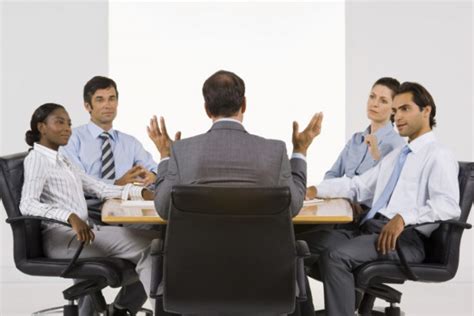 ﻿diferencias entre un director y un director ejecutivo al responder a una junta