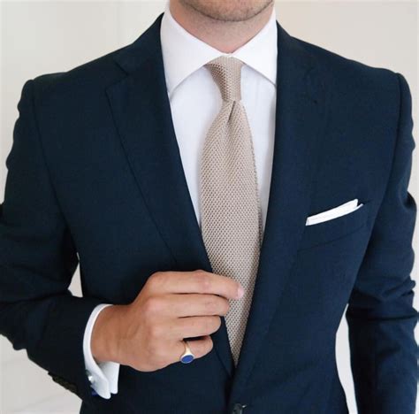 ﻿qué color de corbata con traje azul marino para entrevista