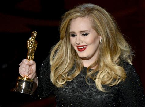 ﻿¿qué diferencia la carrera de adele de la de sus contemporáneos?